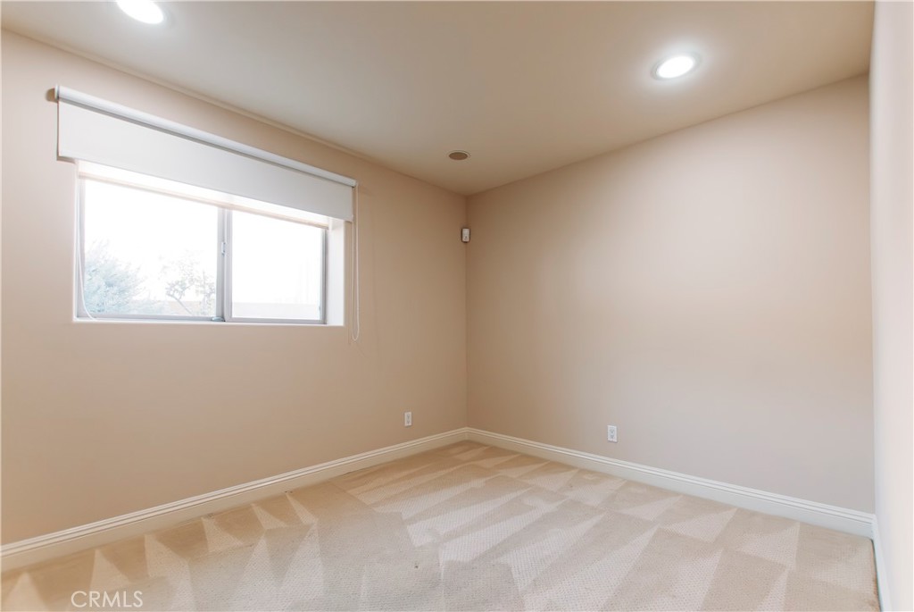 809 20th Street Hermosa Beach, CA 90254 - Photo 29 of 35 an empty room with a window