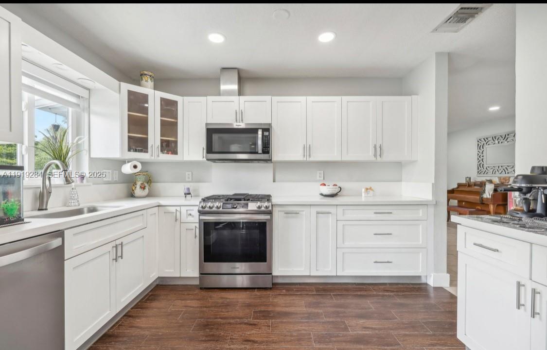 5530 Southwest 96th Avenue Miami, FL 33165 - Photo 5 of 18