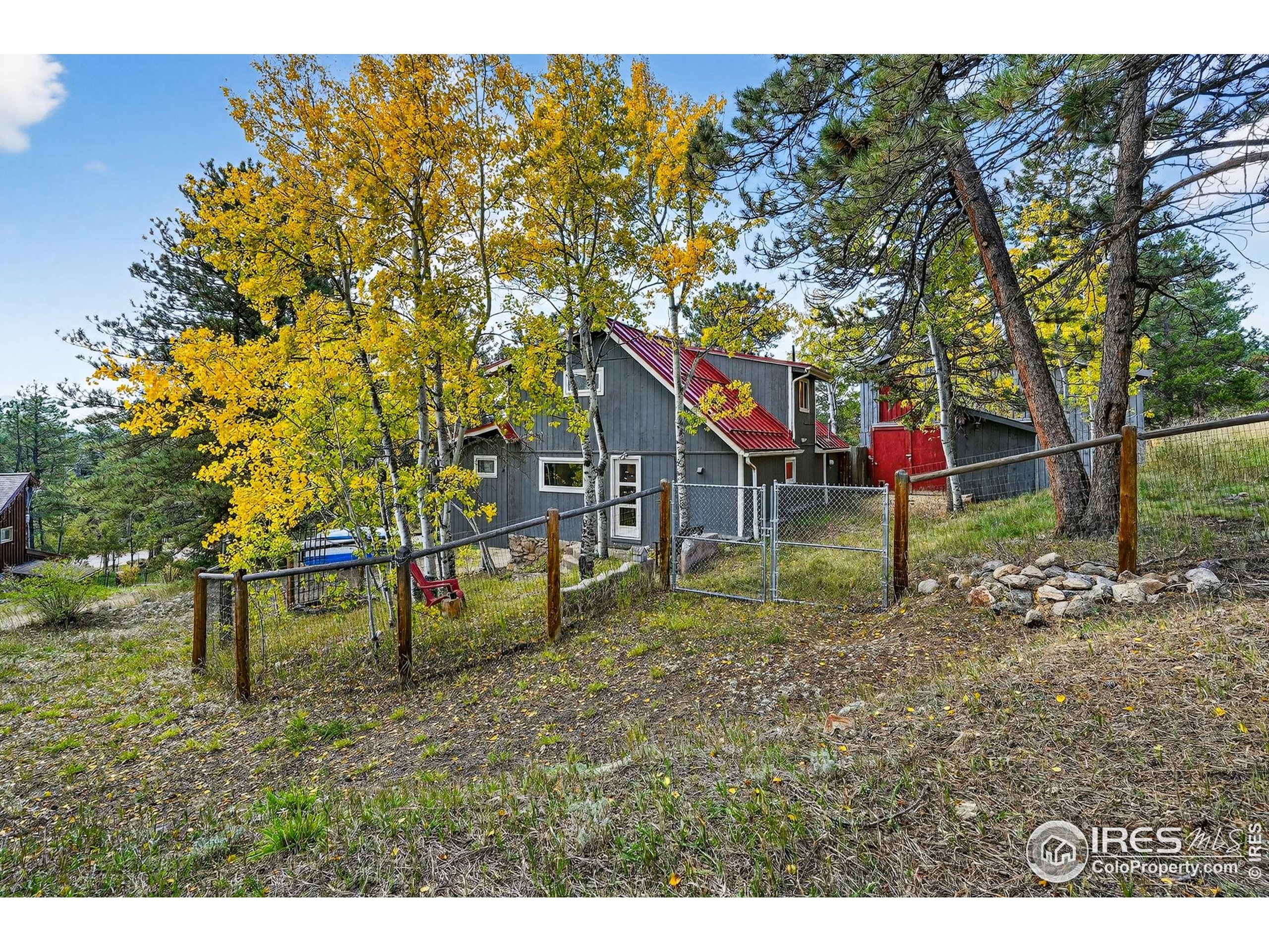 1707 Ridge Road Nederland, CO 80466 - Photo 36 of 50 a backyard of a house with table and chairs