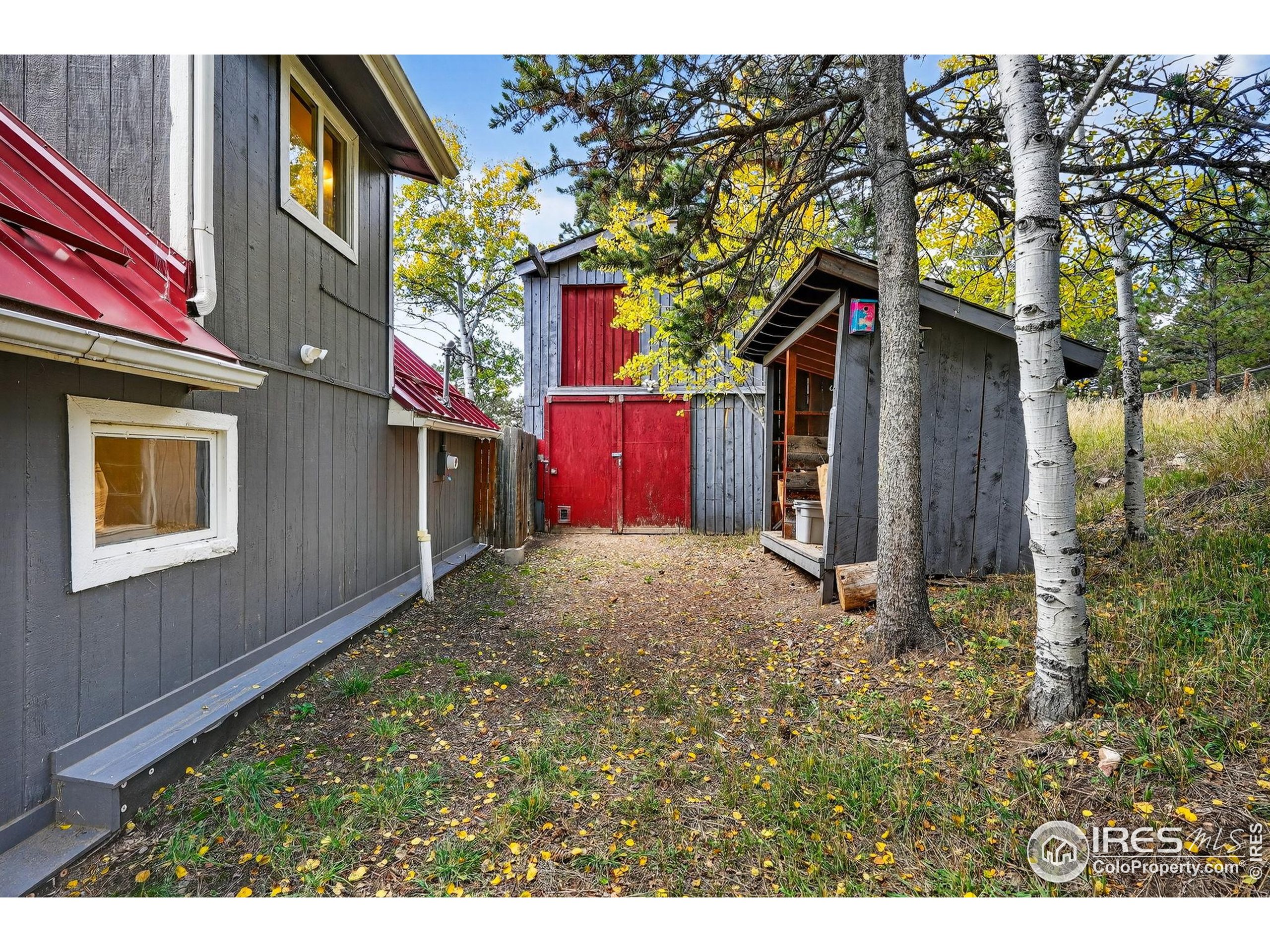 1707 Ridge Road Nederland, CO 80466 - Photo 37 of 50 a backyard of a house with lots of green space