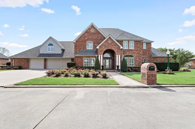 $859,800 | 145 Greenhead Point, Orange, TX 77630