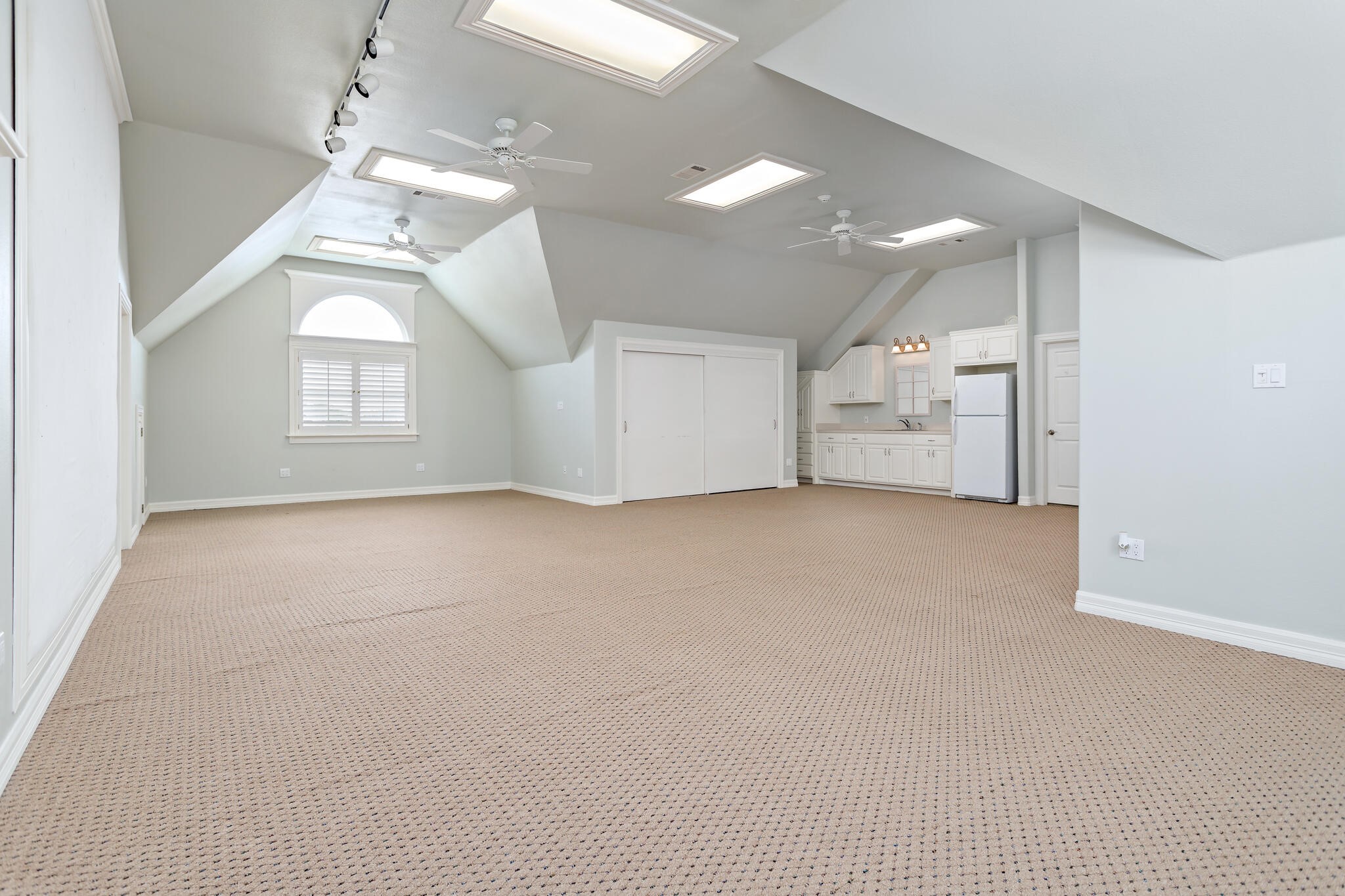 145 Greenhead Point Orange, TX 77630 - Photo 33 of 49 en empty room with windows and ceiling fan