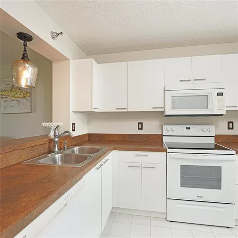 $164,900 | 3780 Pinebrook Circle, Unit 105, Bradenton, FL 34209