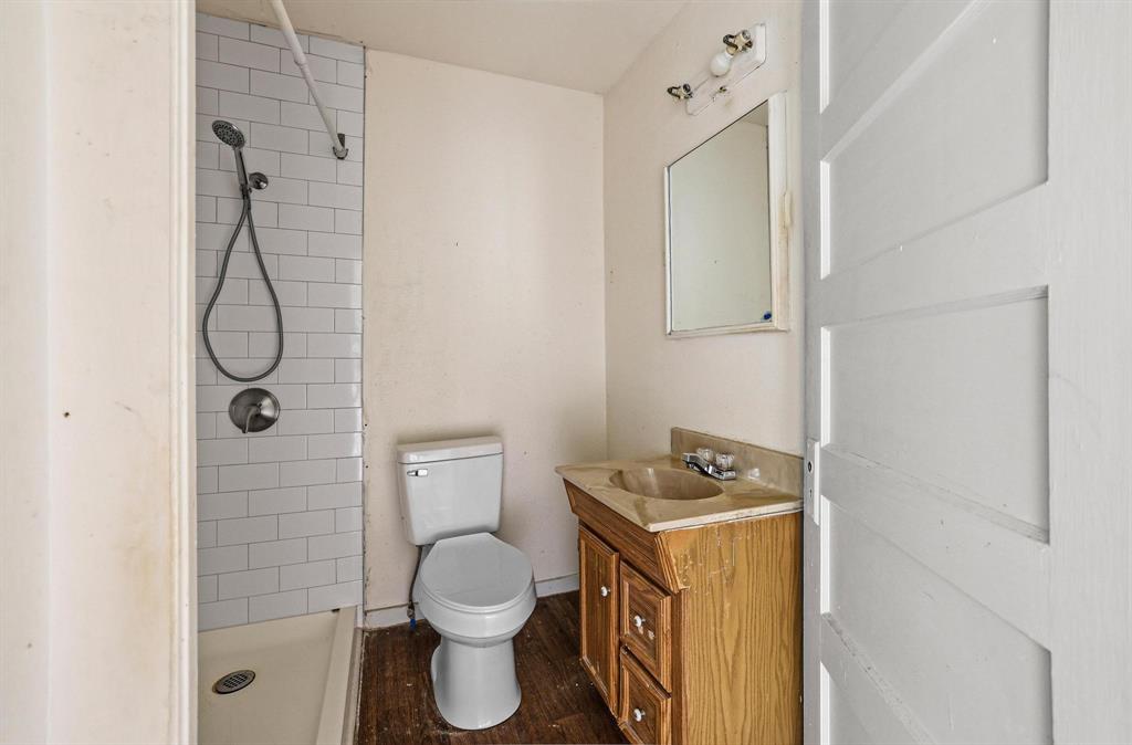 421 East Hull Street Denison, TX 75021 - Photo 13 of 33 a bathroom with a toilet sink and shower