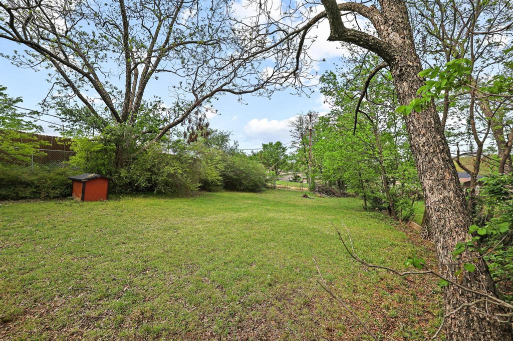 421 East Hull Street Denison, TX 75021 - Photo 30 of 33 a view of a backyard