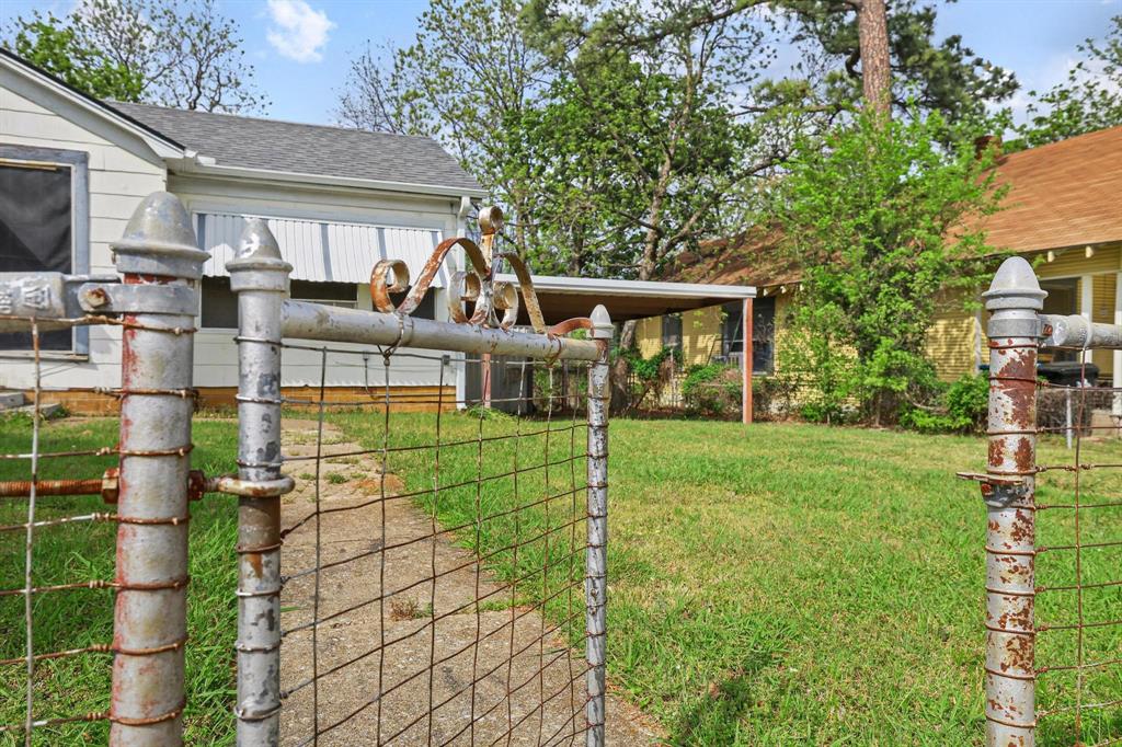 421 East Hull Street Denison, TX 75021 - Photo 4 of 33 a view of a house with a backyard and porch