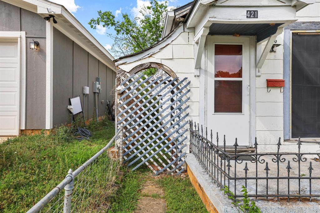 421 East Hull Street Denison, TX 75021 - Photo 6 of 33 a balcony with an outdoor space