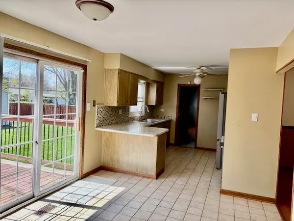 $399,999 | 332 El Paso Lane, Carol Stream, IL 60188