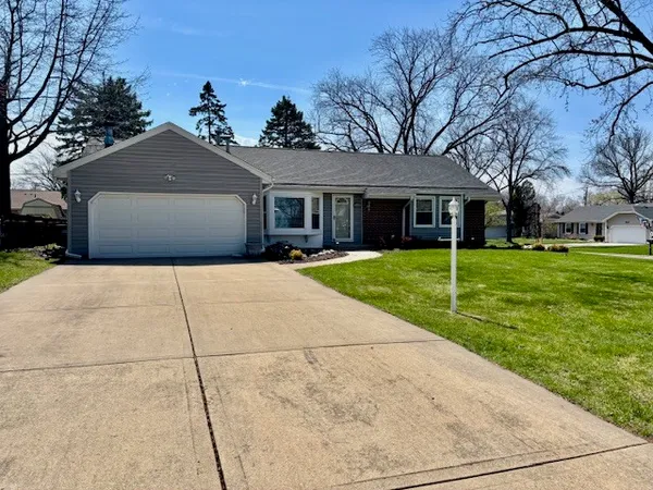 $399,999 | 332 El Paso Lane, Carol Stream, IL 60188