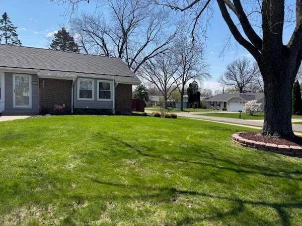 $399,999 | 332 El Paso Lane, Carol Stream, IL 60188