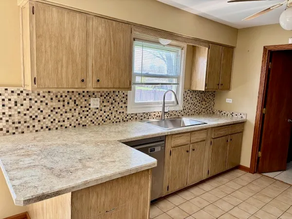$399,999 | 332 El Paso Lane, Carol Stream, IL 60188