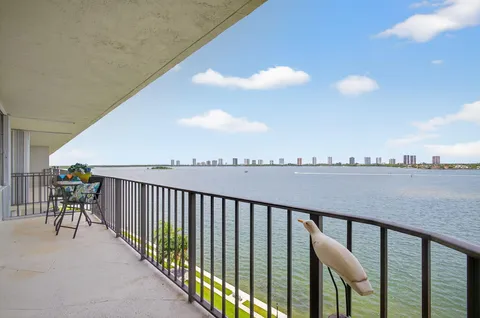 $399,000 | 801 Lake Shore Drive, Unit 807, Lake Park, FL 33403