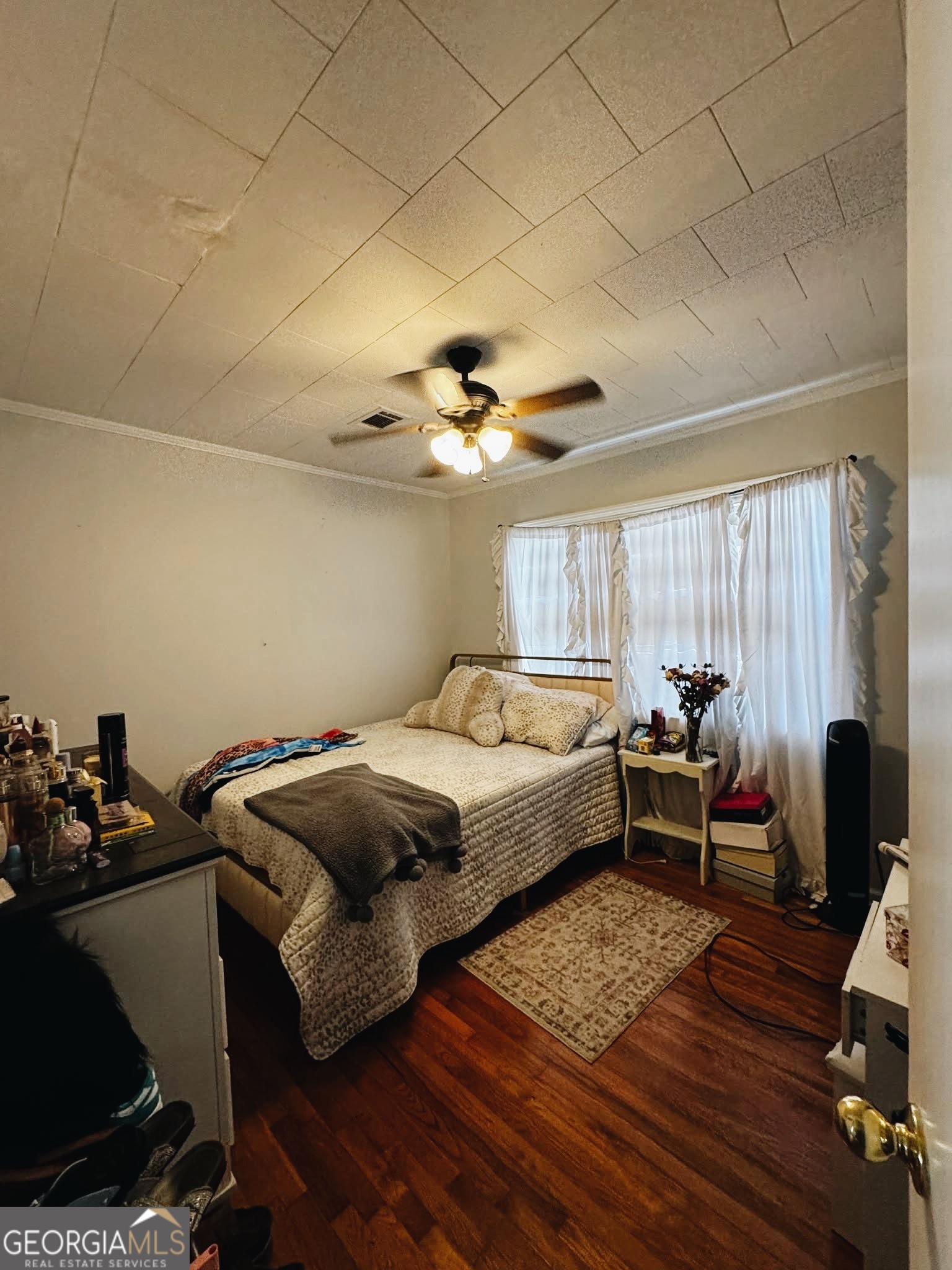 406 West 3rd Street Vidalia, GA 30474 - Photo 9 of 10 a living room with furniture and a window