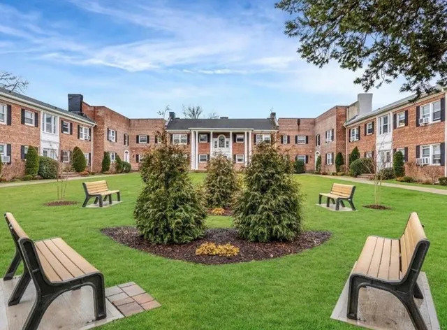 $290,000 | 261 Central Avenue, Unit E4, Lawrence, NY 11559