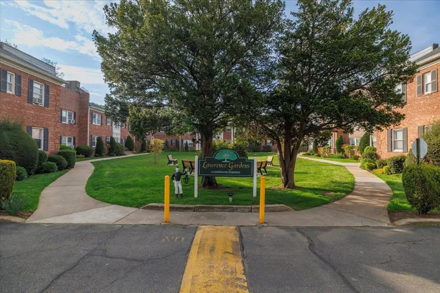 $290,000 | 261 Central Avenue, Unit E4, Lawrence, NY 11559