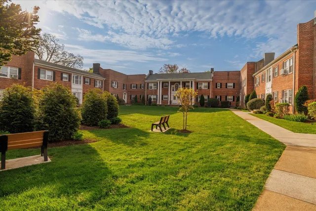 $290,000 | 261 Central Avenue, Unit E4, Lawrence, NY 11559