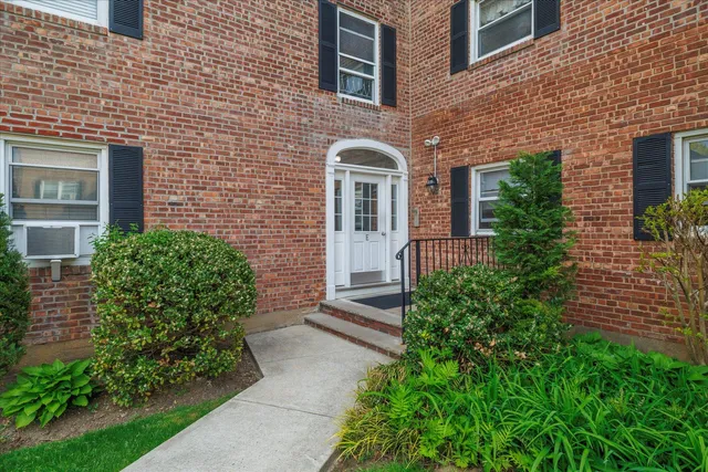 $290,000 | 261 Central Avenue, Unit E4, Lawrence, NY 11559
