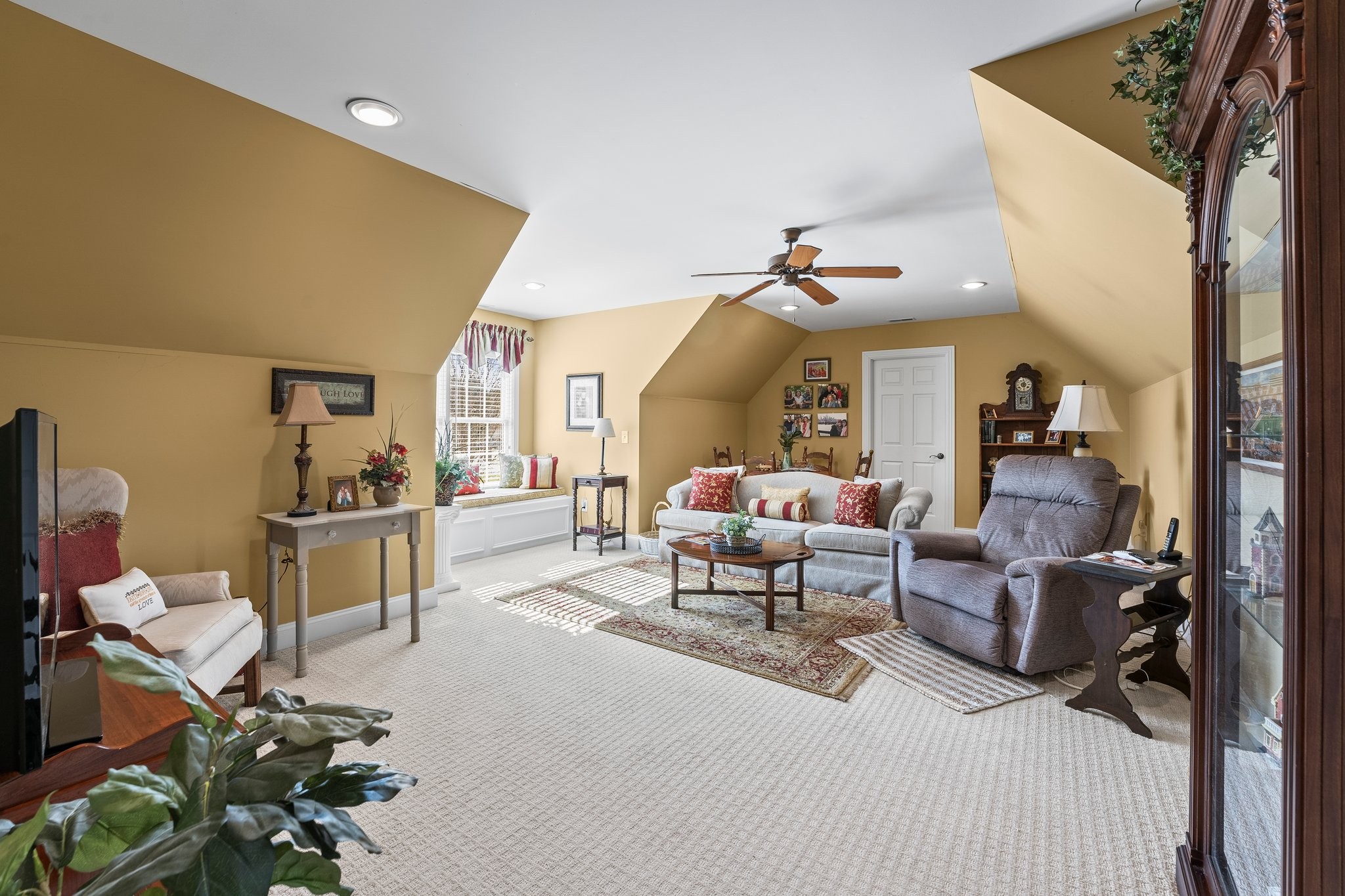 337 Pickney Road Winchester, TN 37398 - Photo 32 of 44 a living room with furniture and a flat screen tv