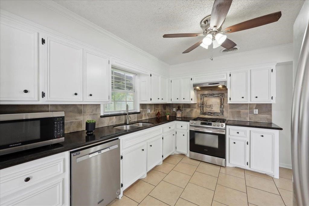 253 Hampton Lane Beaumont, TX 77707 - Photo 12 of 32