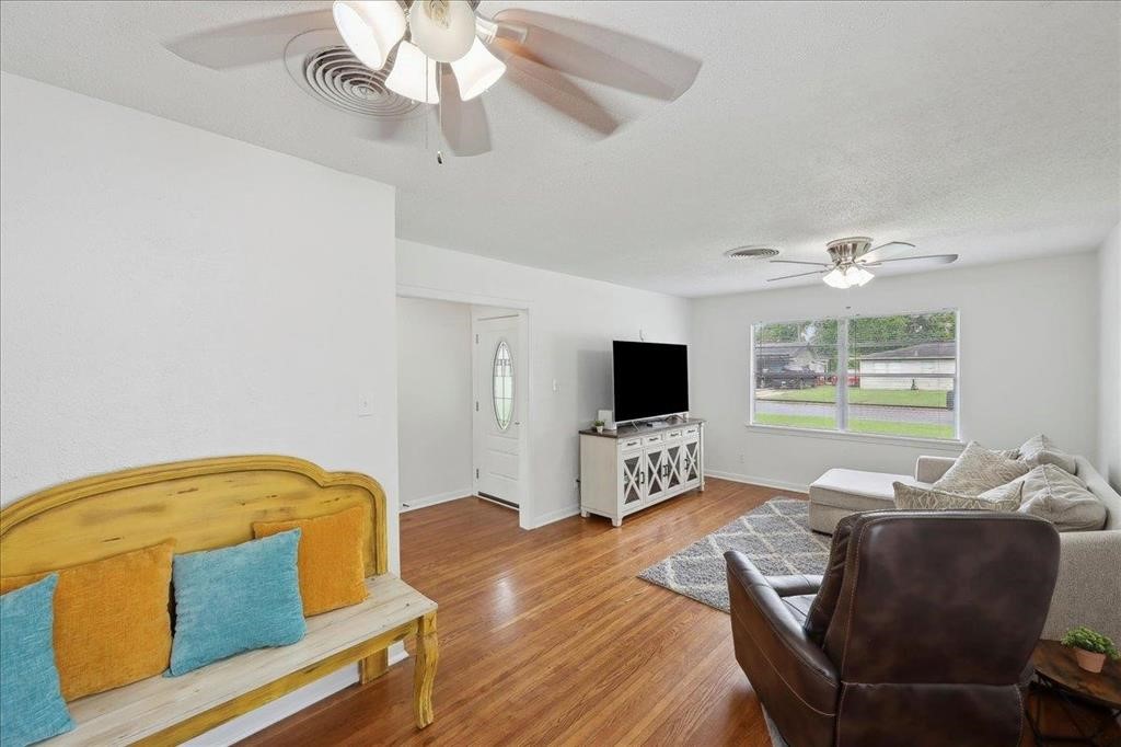 253 Hampton Lane Beaumont, TX 77707 - Photo 5 of 32