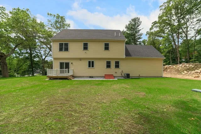 a view of a yard with a house
