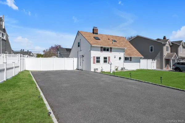 $699,000 | 29 Cutter Lane, Levittown, NY 11756