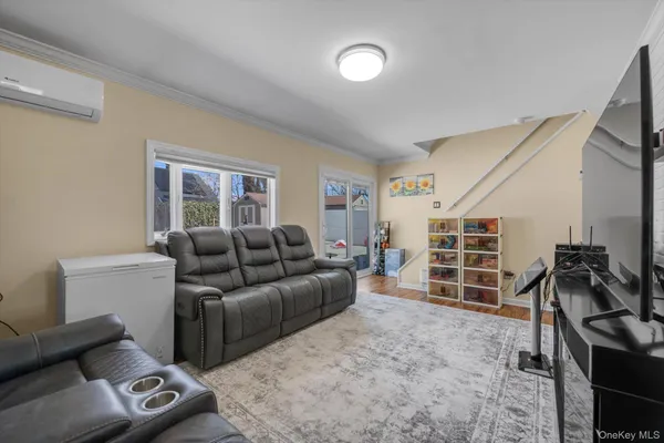 $699,000 | 29 Cutter Lane, Levittown, NY 11756