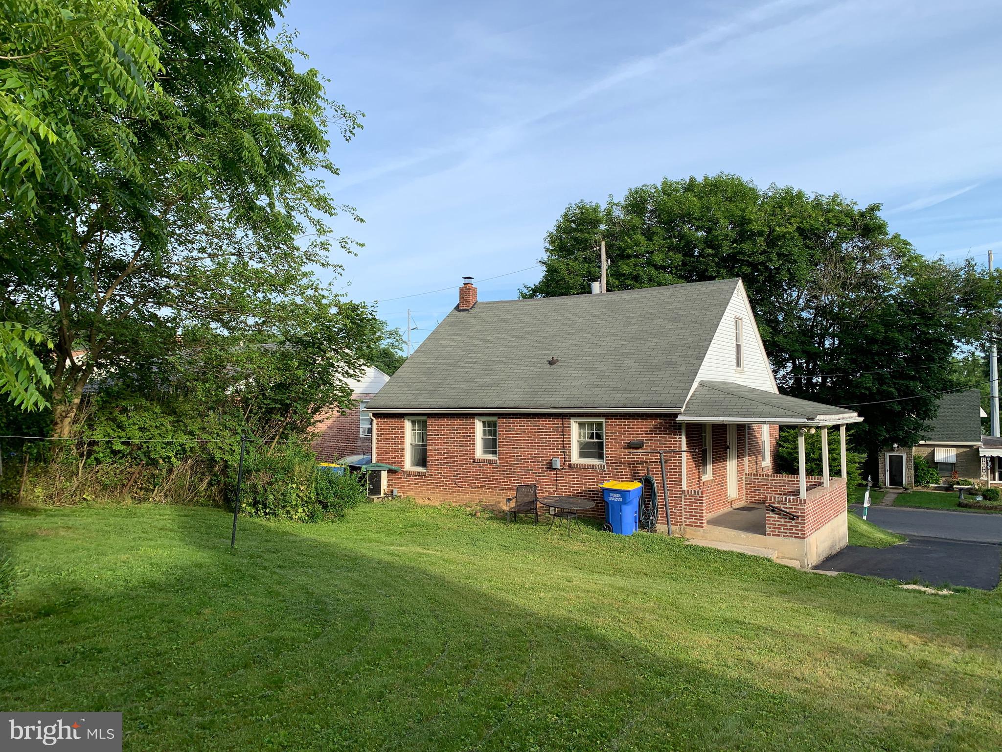 586 Hillcrest Road York, PA 17403 - Photo 3 of 19 Gallery Image 3