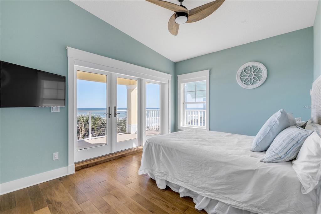 6101 Turtlemound Road New Smyrna Beach, FL 32169 - Photo 39 of 82 a bedroom with a large bed and a tv