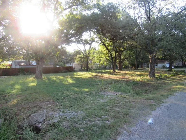 a view of a yard with a house