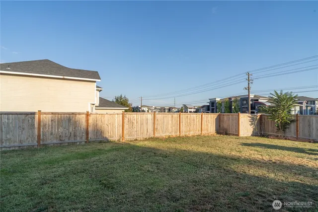 a view of a back yard