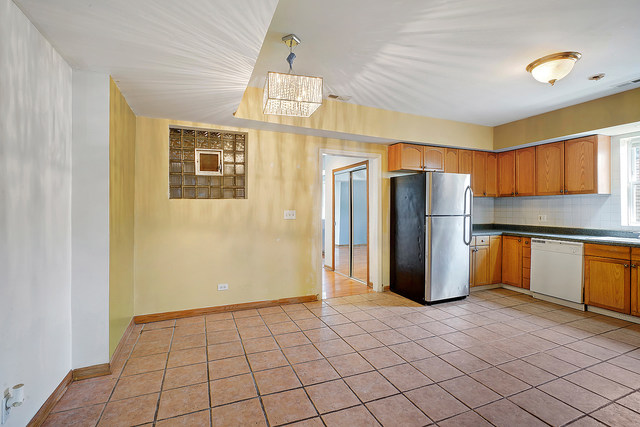 7228 West Pershing Road, Unit 2E Lyons, IL 60534 - Photo 3 of 11