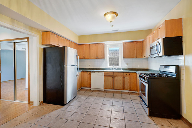 7228 West Pershing Road, Unit 2E Lyons, IL 60534 - Photo 4 of 11