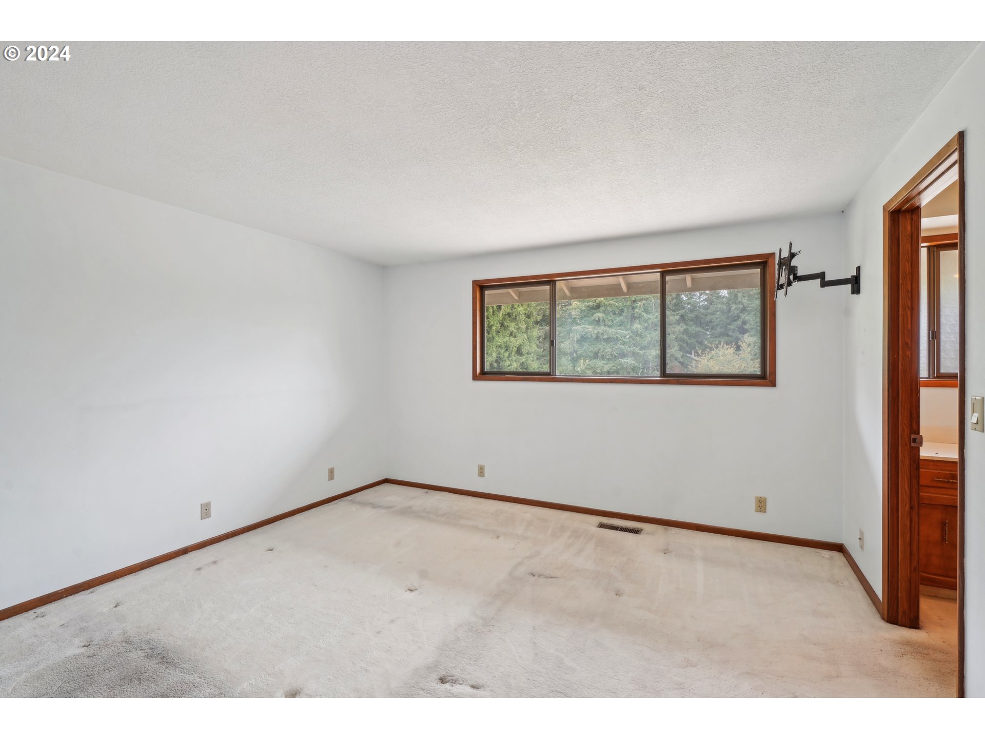 12795 Southeast Callahan Road Happy Valley, OR 97086 - Photo 20 of 42 an empty room with a window