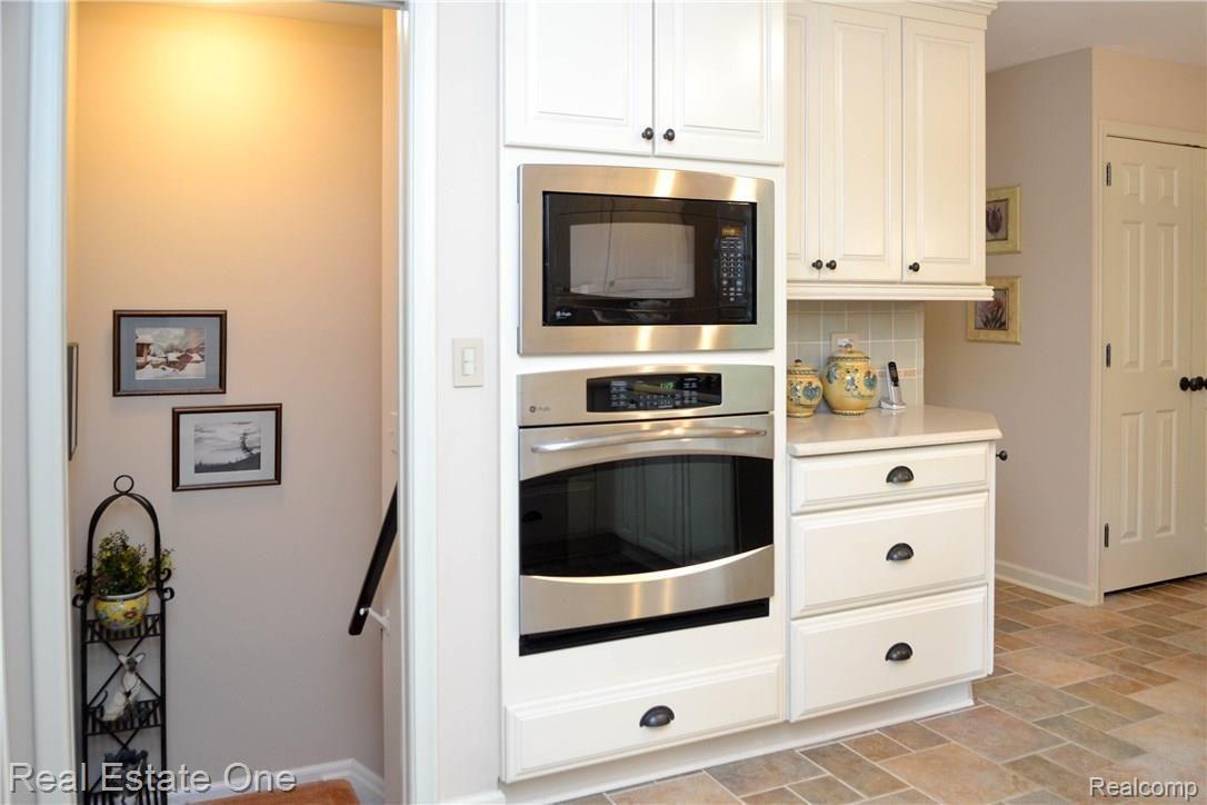 988 Top View Road Bloomfield Hills, MI 48304 - Photo 5 of 22 kitchen.jpg