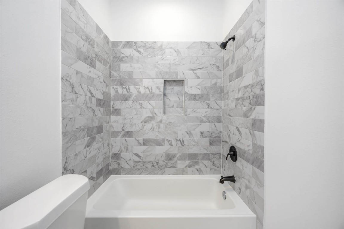 7710 Independence Street, Unit A Houston, TX 77051 - Photo 18 of 25 a bathroom with a bathtub