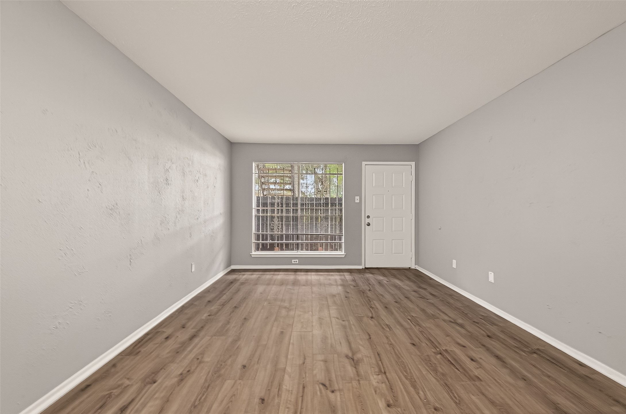 7313 Gulf Freeway, Unit 904 Houston, TX 77017 - Photo 13 of 27 a view of an empty room with wooden floor and a window
