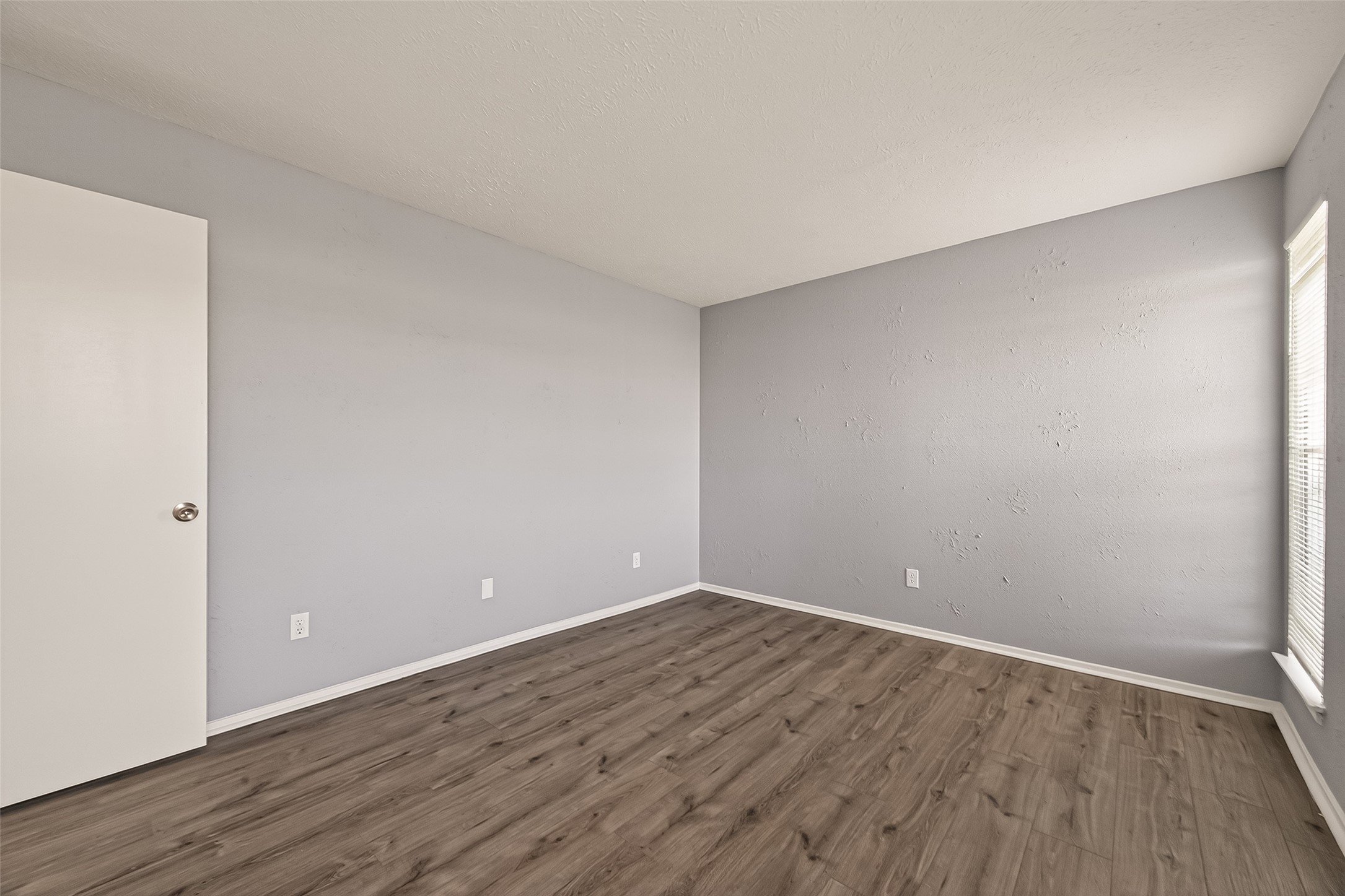 7313 Gulf Freeway, Unit 904 Houston, TX 77017 - Photo 21 of 27 a view of room with wooden floor