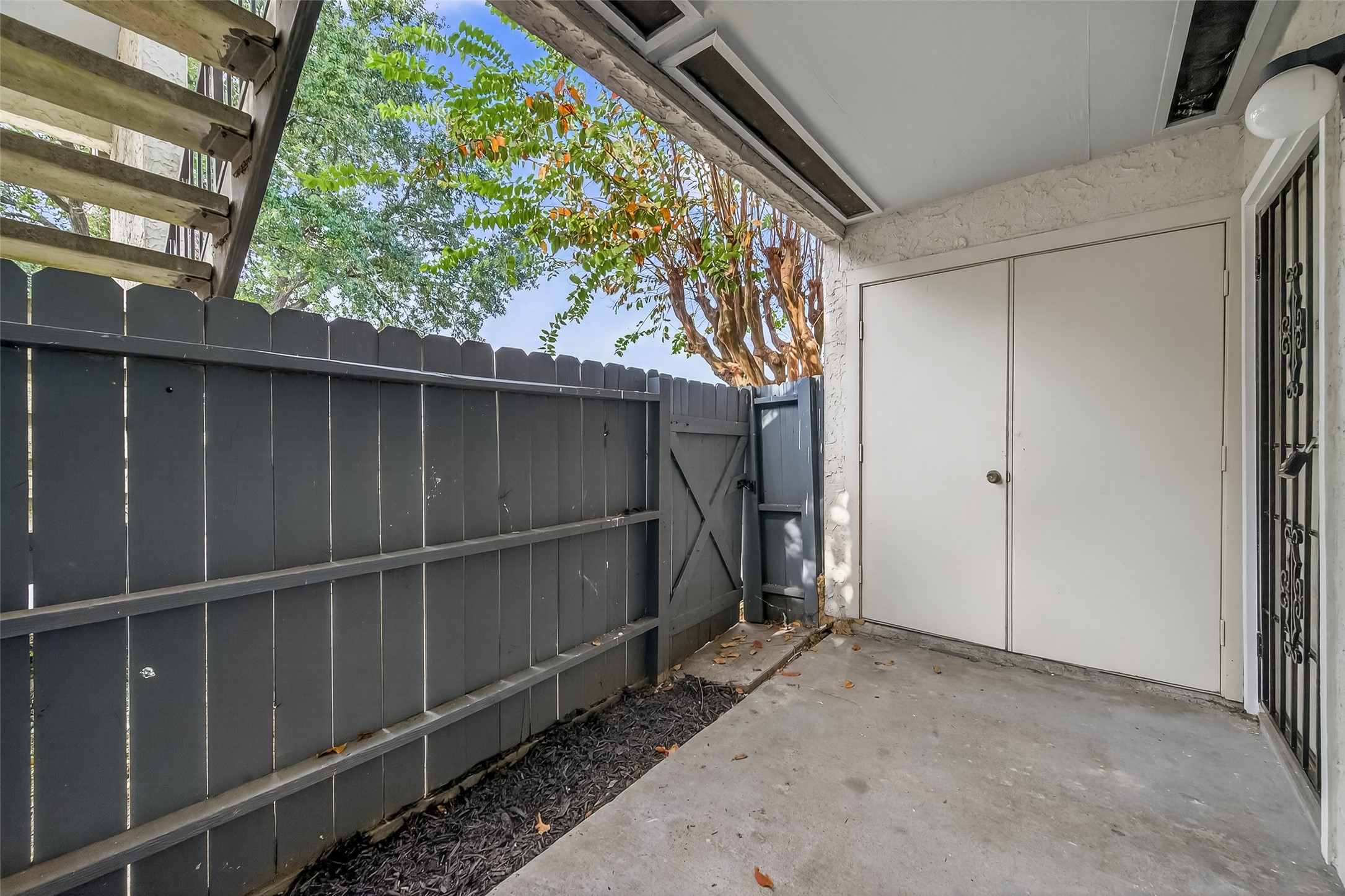 7313 Gulf Freeway, Unit 904 Houston, TX 77017 - Photo 27 of 27 a view of a house with a large window