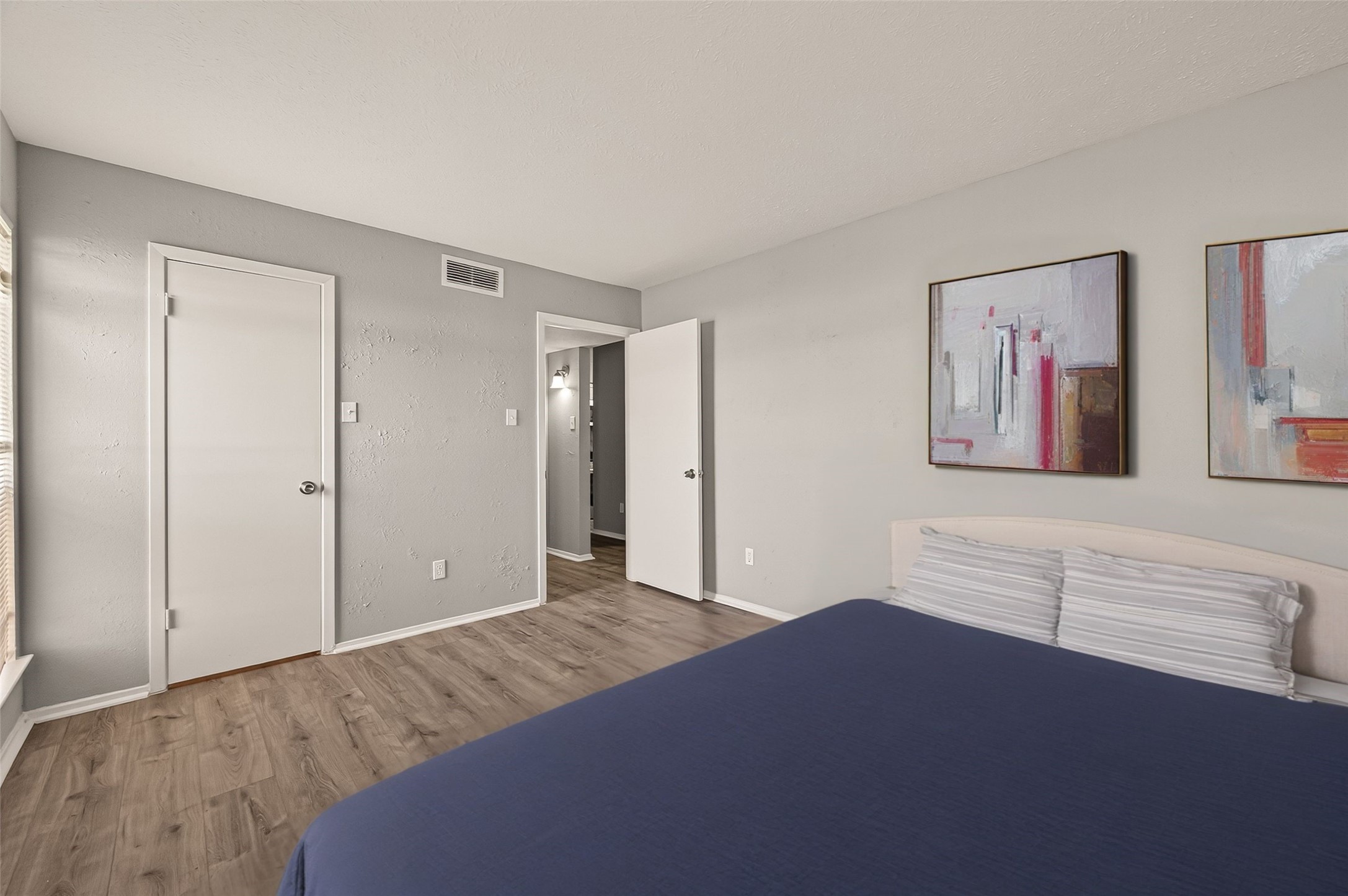 7313 Gulf Freeway, Unit 904 Houston, TX 77017 - Photo 5 of 27 a bedroom with a bed and a painting on the wall