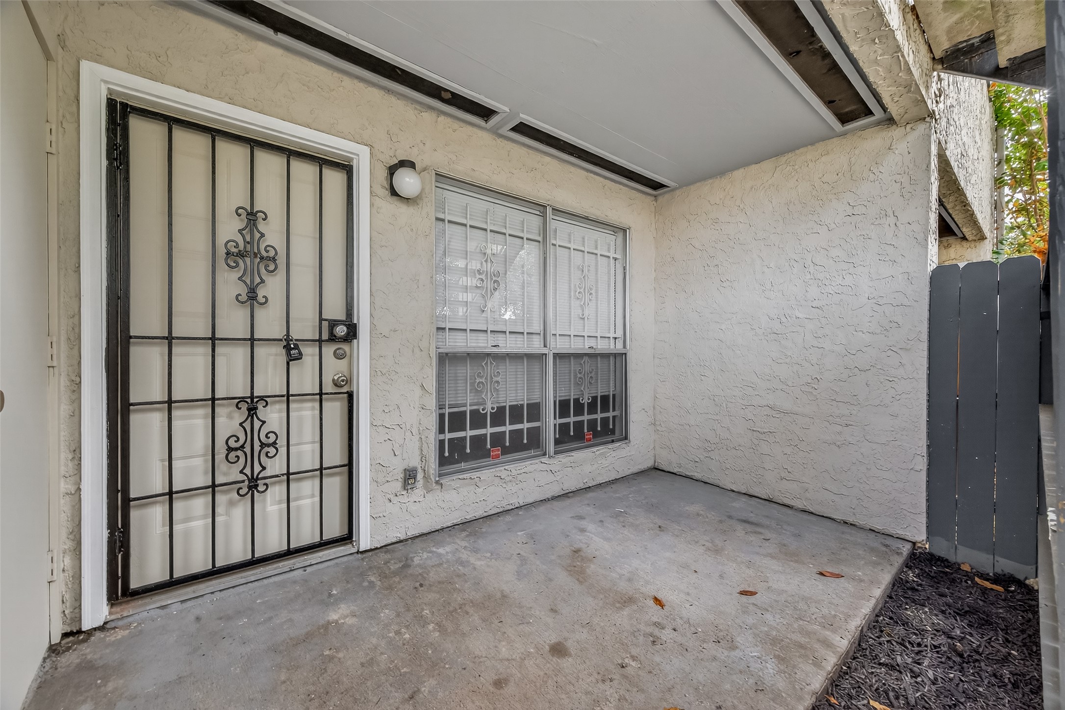 7313 Gulf Freeway, Unit 904 Houston, TX 77017 - Photo 10 of 27 a view of an empty room with window