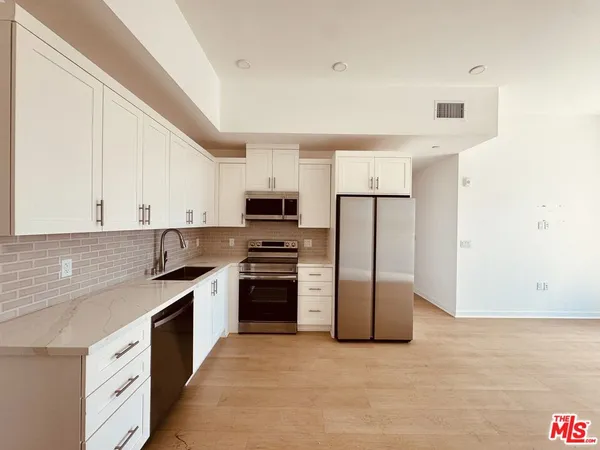 $2,995 | 3977 Beverly Boulevard, Unit 402, Los Angeles, CA 90004