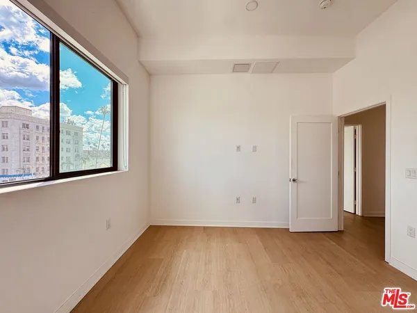 $2,995 | 3977 Beverly Boulevard, Unit 402, Los Angeles, CA 90004