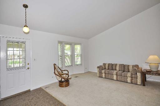 41 Bedford Road Mundelein, IL 60060 - Photo 2 of 16 a living room with furniture