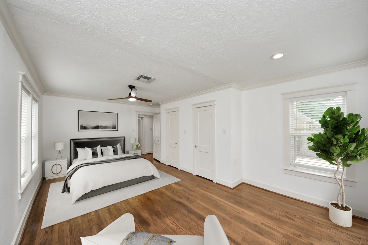 609 Reid Street Houston, TX 77022 - Photo 10 of 50 Beautiful primary bedroom with sitting area. Virtually staged