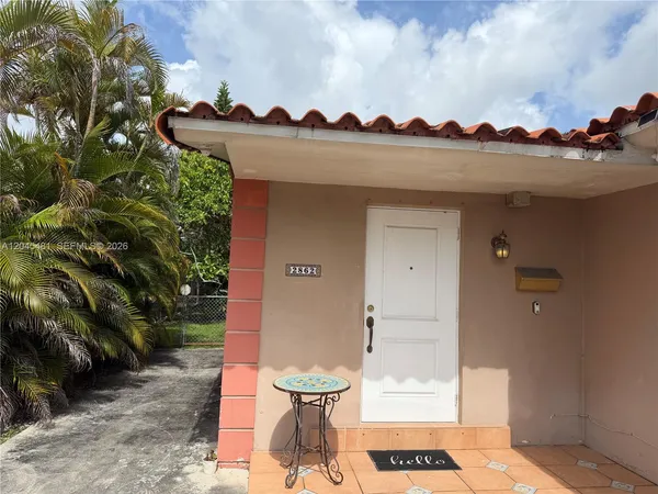 $2,600 | 2862 Southwest 38th Avenue, Unit BACK, Miami, FL 33134