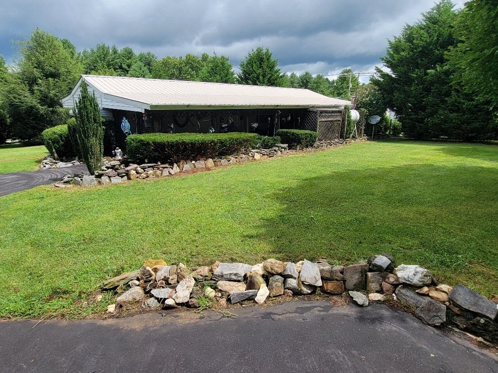 2043 Edmonds Road Galax, VA 24333 - Photo 26 of 29 Gallery Image 26