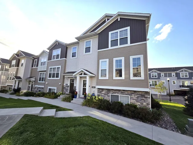 $389,900 | 2234 Gateway Curve, St. Paul, MN 55109