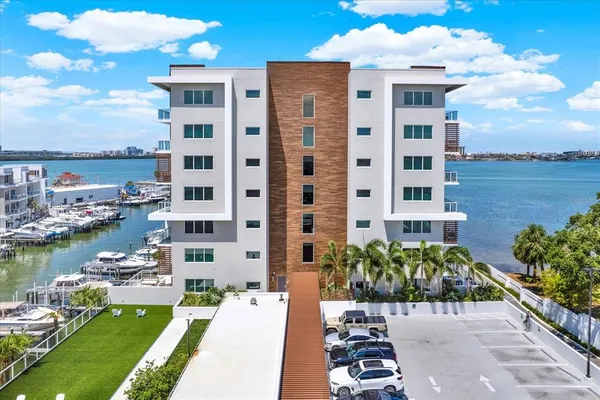 $4,800 | 920 North Osceola Avenue, Unit 301, Clearwater, FL 33755