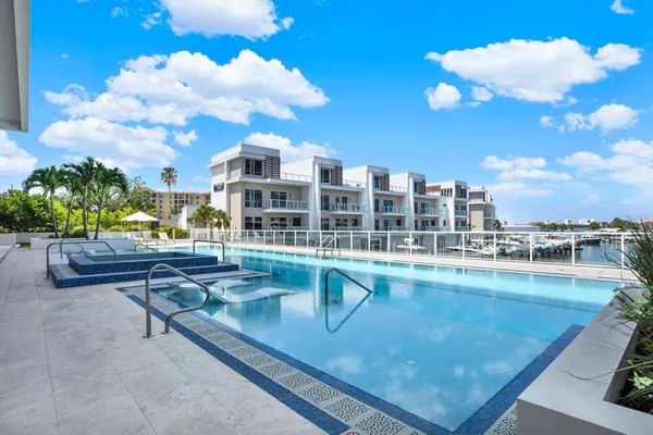 $4,800 | 920 North Osceola Avenue, Unit 301, Clearwater, FL 33755